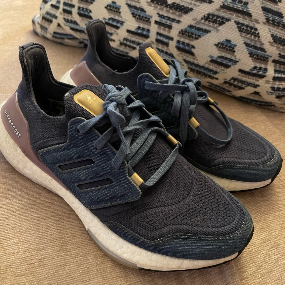 2022 womens ultraboost denim size 8